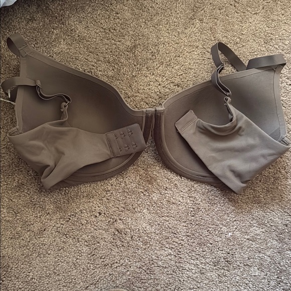 Skims Fits Everybody Plunge Bra in Color Oxide-New - Picture 3 of 6
